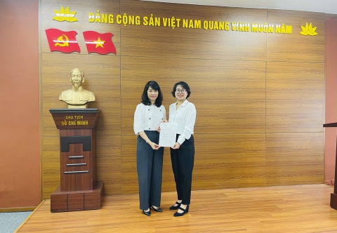Trao quyết định Đảng viên chính thức cho đảng viên Lại Thúy Hường