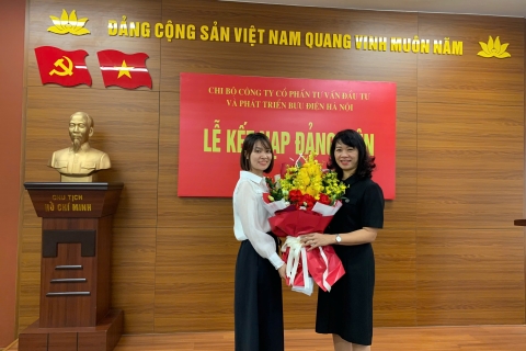 Hình ảnh Lễ kết nạp đảng viên cho quần chúng Bùi Thị Hiền